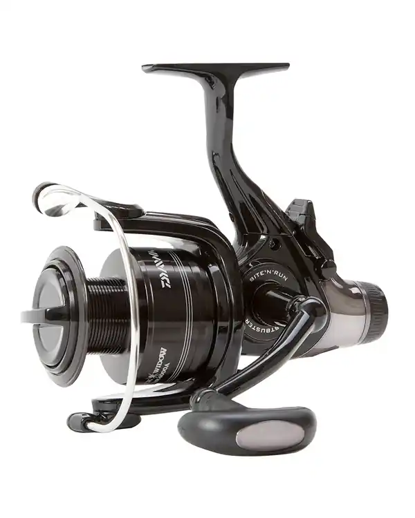 Beperkt Aanbod Daiwa Black Widow 5000A Bait Runner