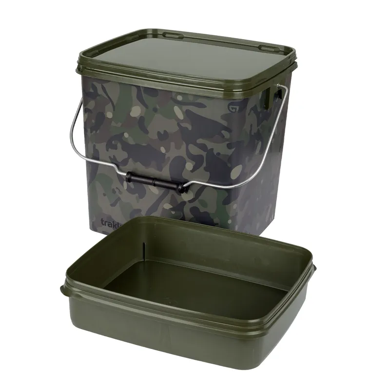 Trakker 13 Ltr Camo Square Container Voeremmer (Incl. Tray) Lage Prijs